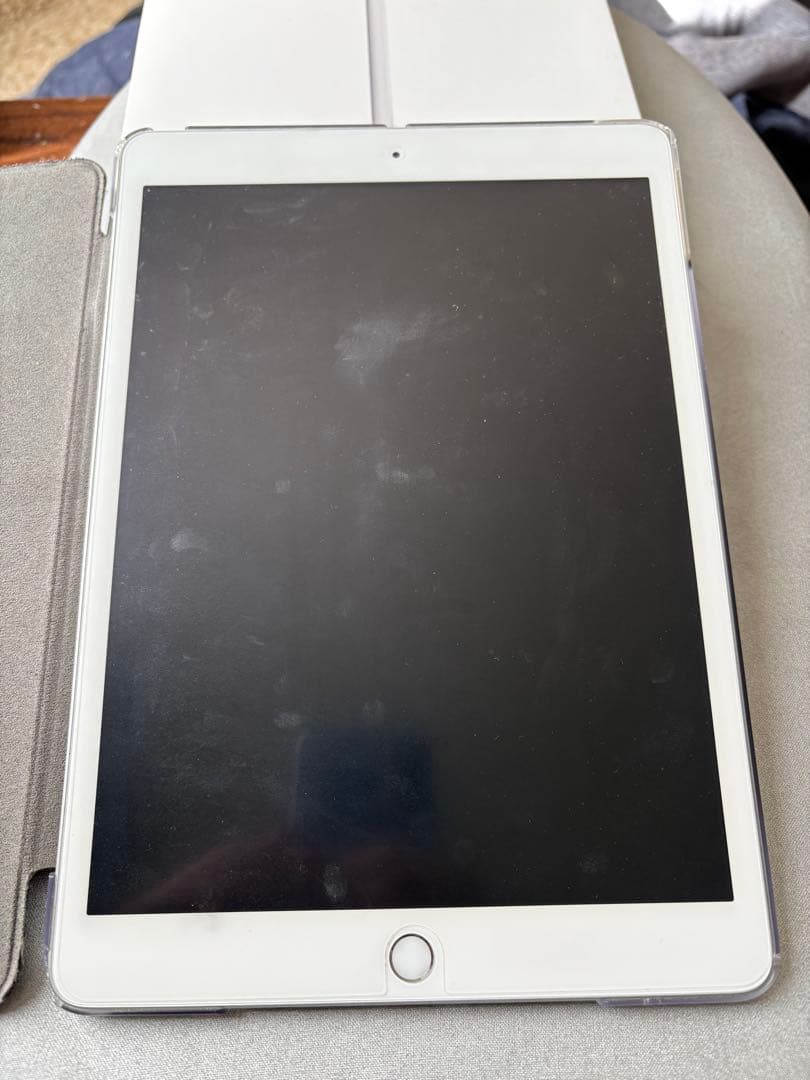 iPad (第7世代) シルバー 32GB 本体　箱とカバー付き