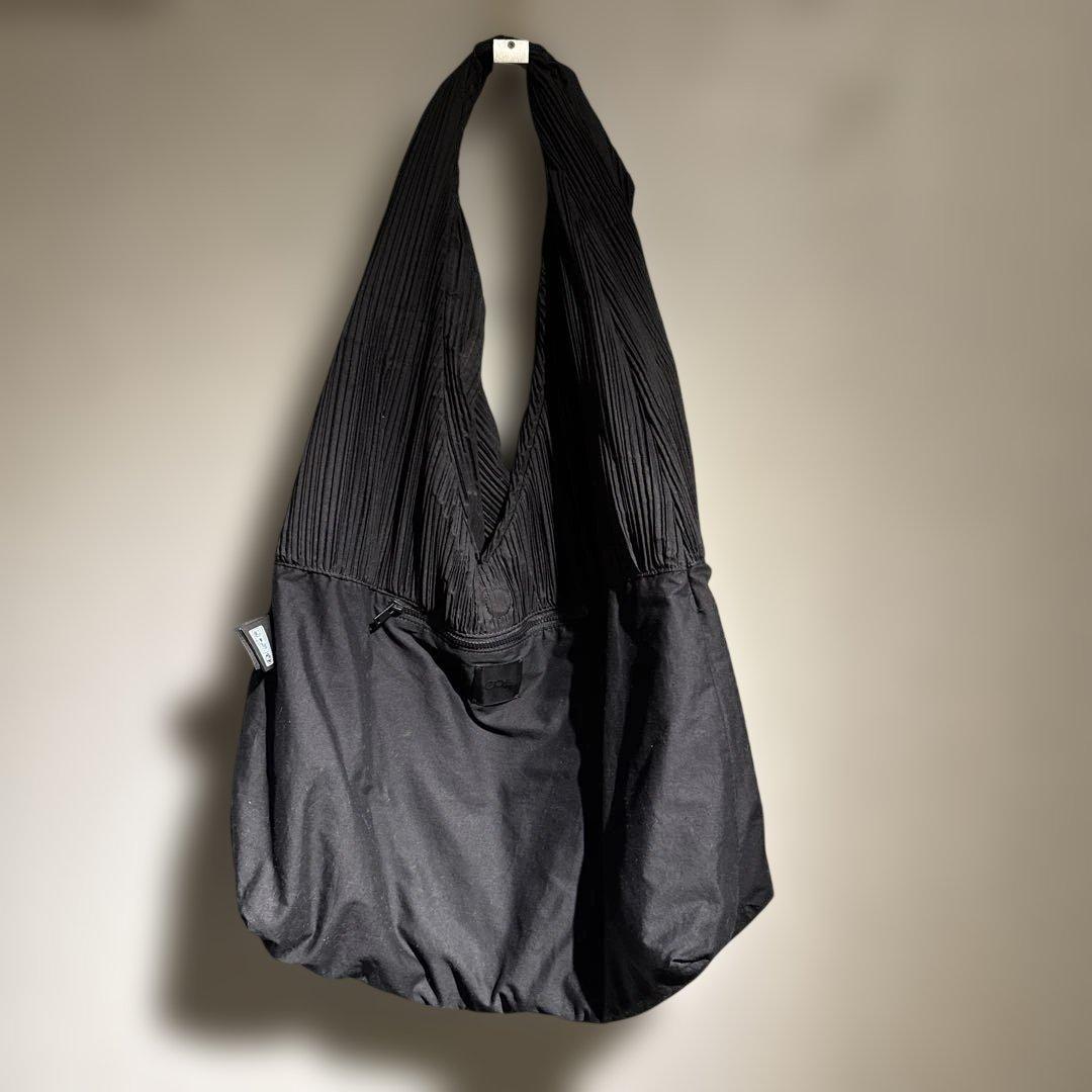 COS 彫刻的なショルダーバッグ PLISSE ブラック
