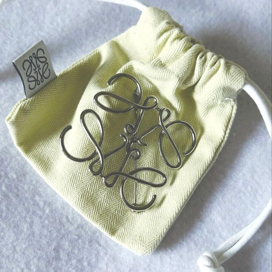 【美品】LOEWE アナグラム ブローチ シルバー