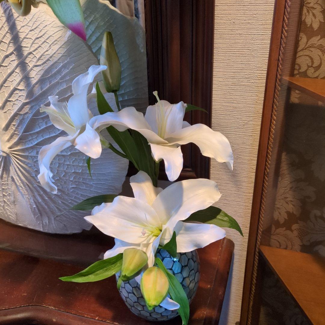 エミリオロバ白いユリの造花 アレンジメント