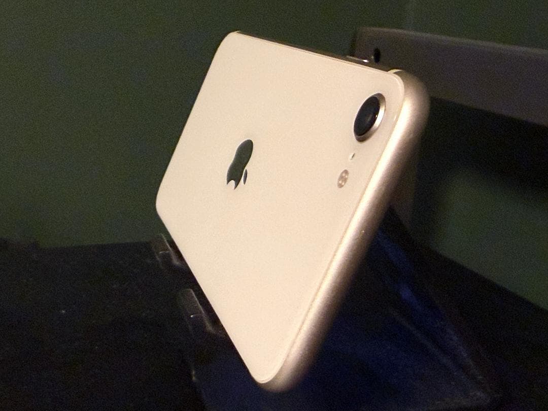 Apple iPhone SE (第3世代) ホワイト 本体