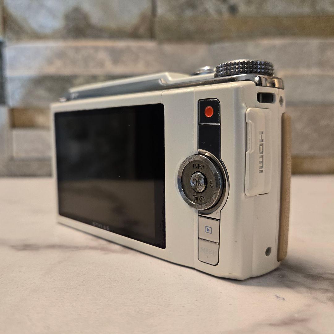 OLYMPUS　オリンパス　5-AXIS SH–60　デジカメ　白