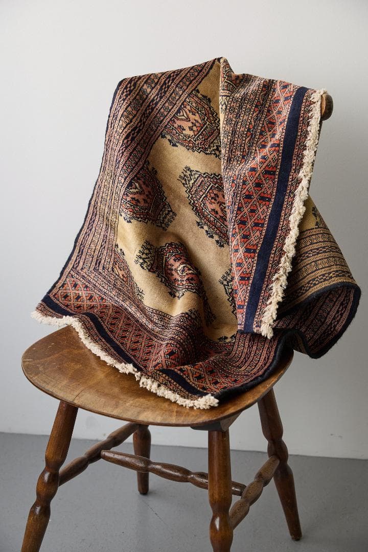 ヴィンテージラグ　トライバルラグ　パキスタン産（92×62cm）ベージュ　紺　茶