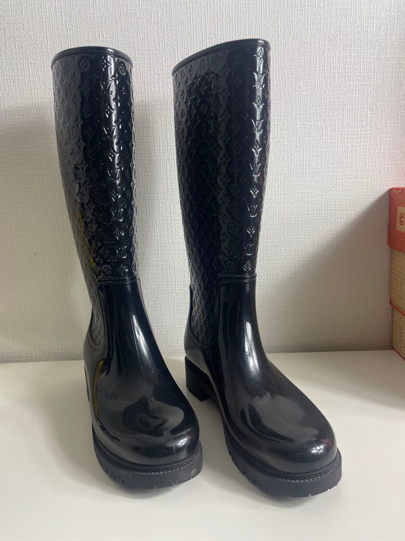 黒のロゴパターンラバーブーツ