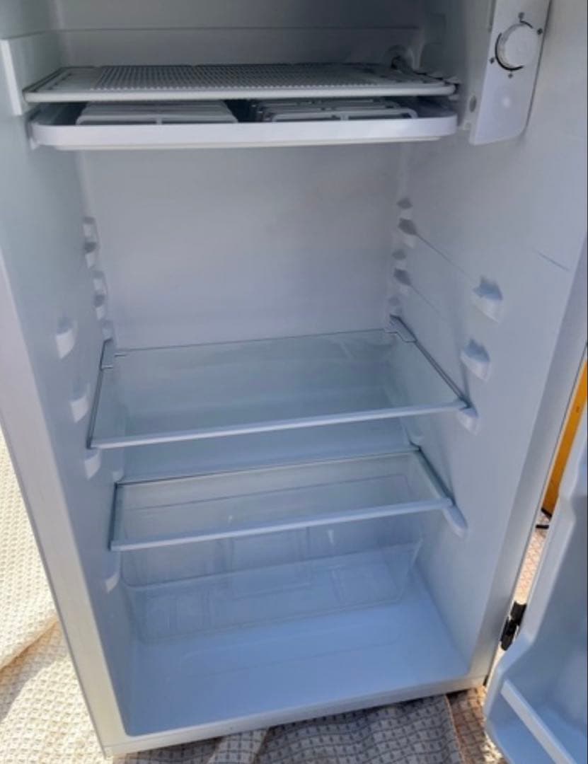 レトロ風デザイン　comfee 冷蔵庫 93L RCD93WHS