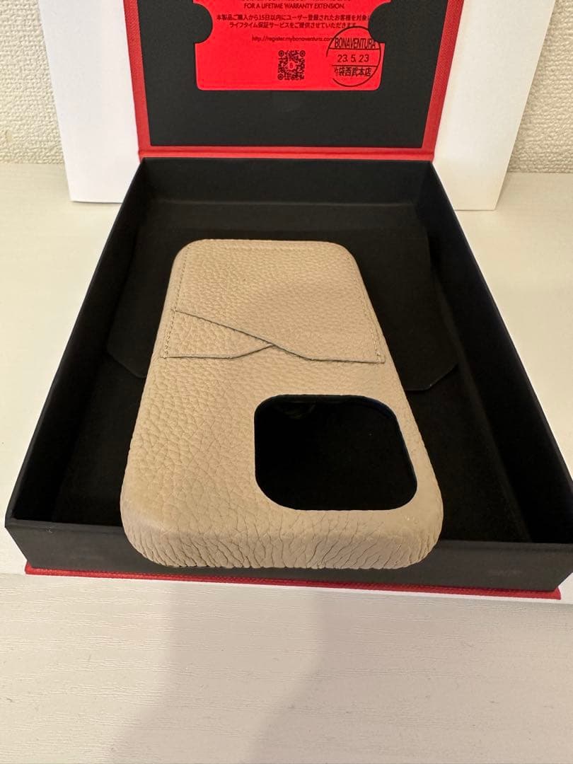 美品ボナベンチュラ　iPhone14Proバックカバーケース グレージュシボ本革