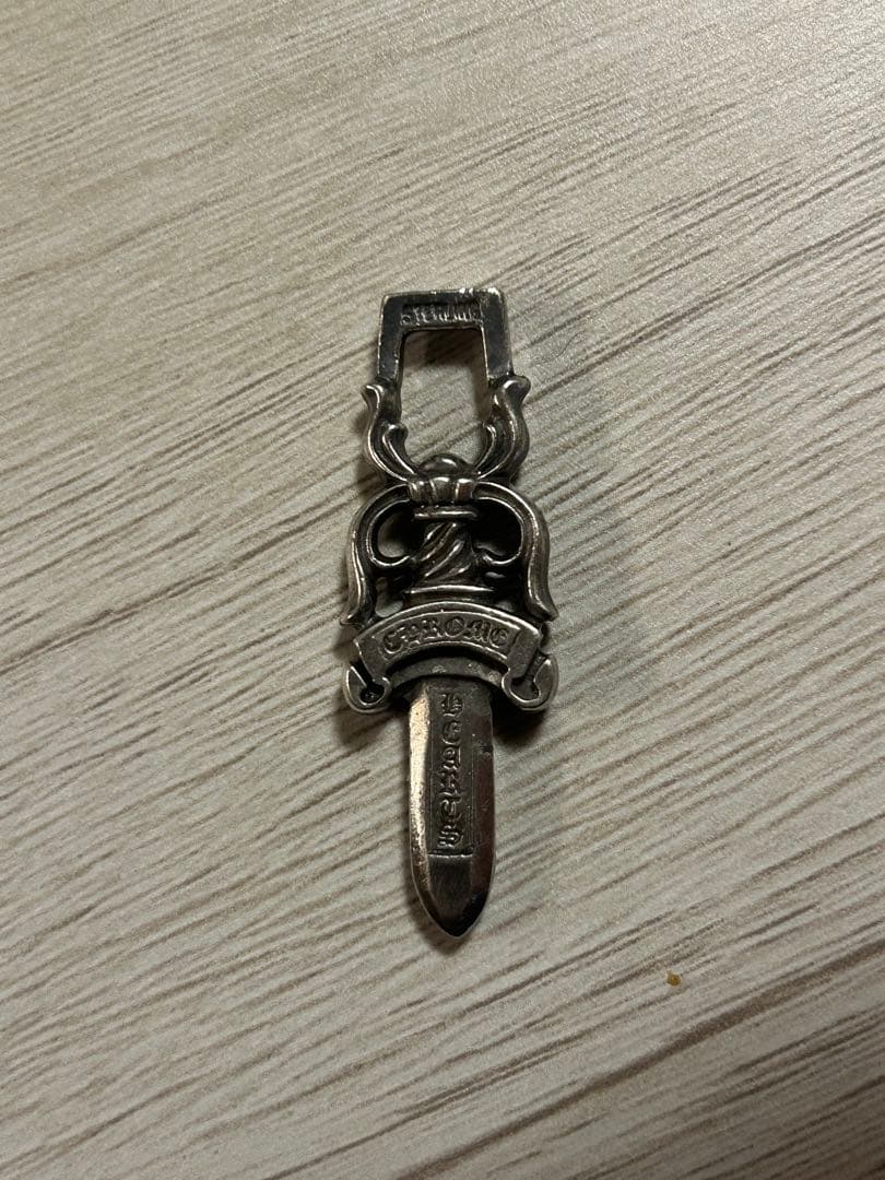 剣の形の金属製ペンダント