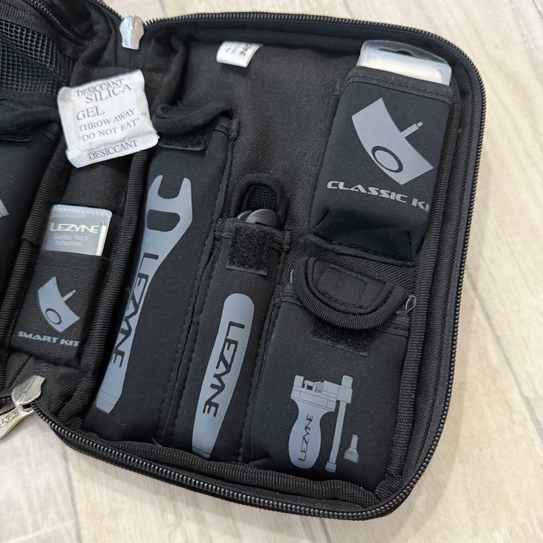 【新品・タグ付】LEZYNEの多機能ツールキット、ブラックのジッパーケース