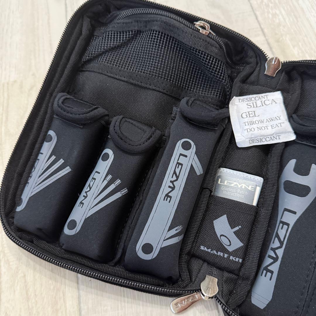 【新品・タグ付】LEZYNEの多機能ツールキット、ブラックのジッパーケース