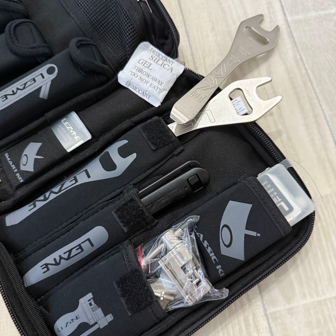 【新品・タグ付】LEZYNEの多機能ツールキット、ブラックのジッパーケース