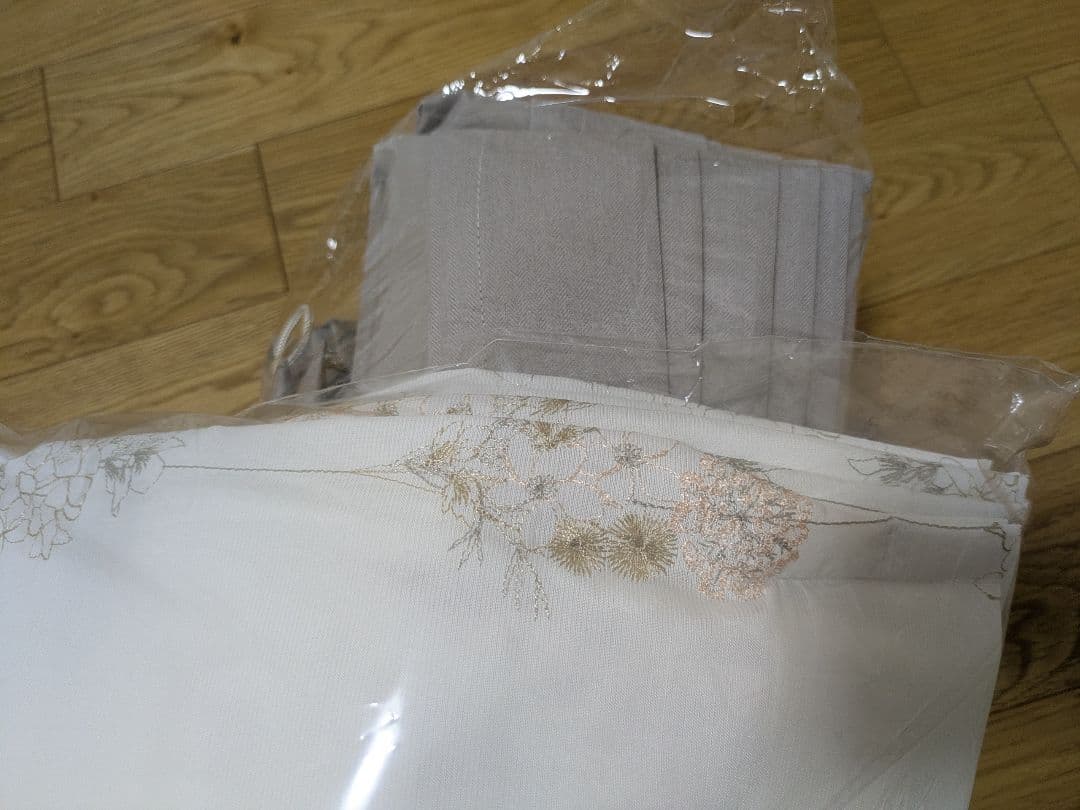 【新品未使用】花柄刺繍レースつきカーテン_完全遮光/遮熱遮断/防音/形状記憶