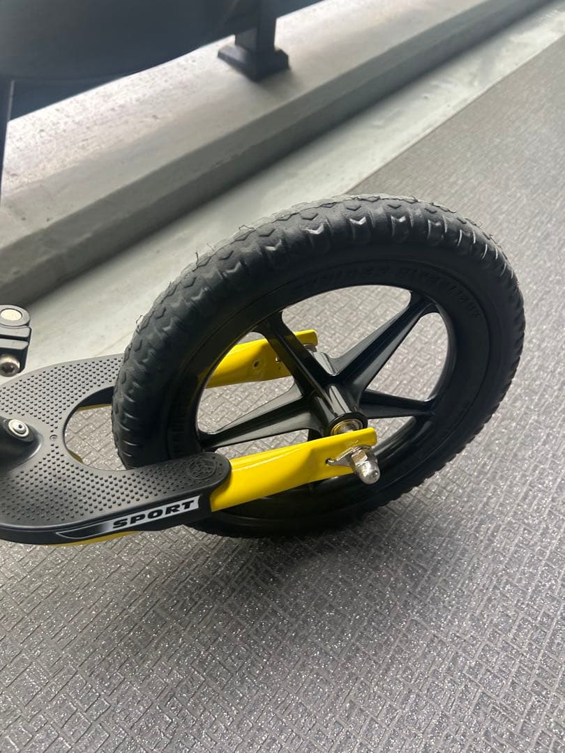 ストライダー＋スタンド＋ヘルメット３点セット