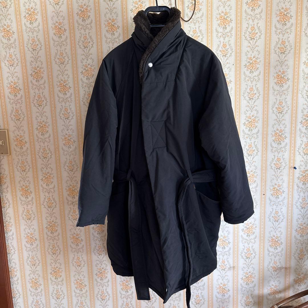 ネイタルデザイン　ファー付きブラックベンチコート