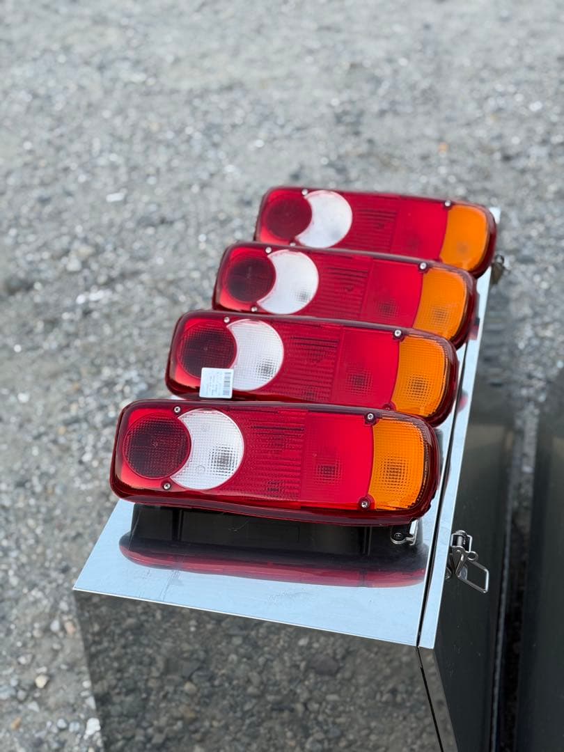 UDトラック（クオン）純正テールランプ左右 8個のセット