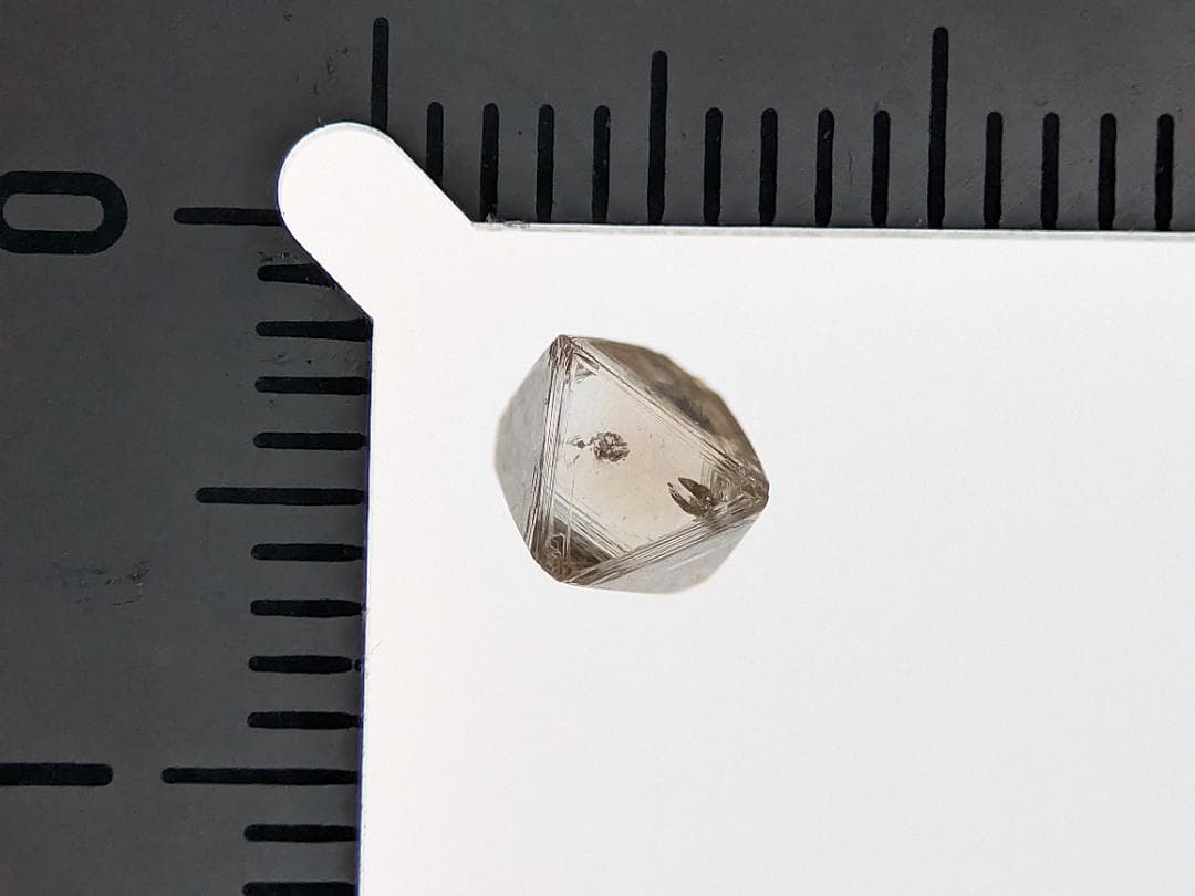 天然ダイヤモンド　八面体（トライゴン・蛍光アリ）　0.691カラット