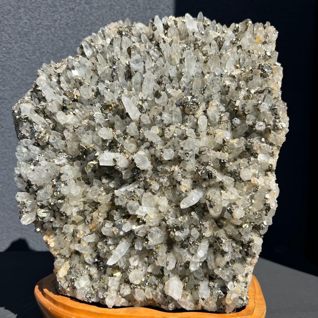 ✨ゴールドの煌めき✨金運招来✨パイライトイン 水晶クラスター 原石 天然石 置物