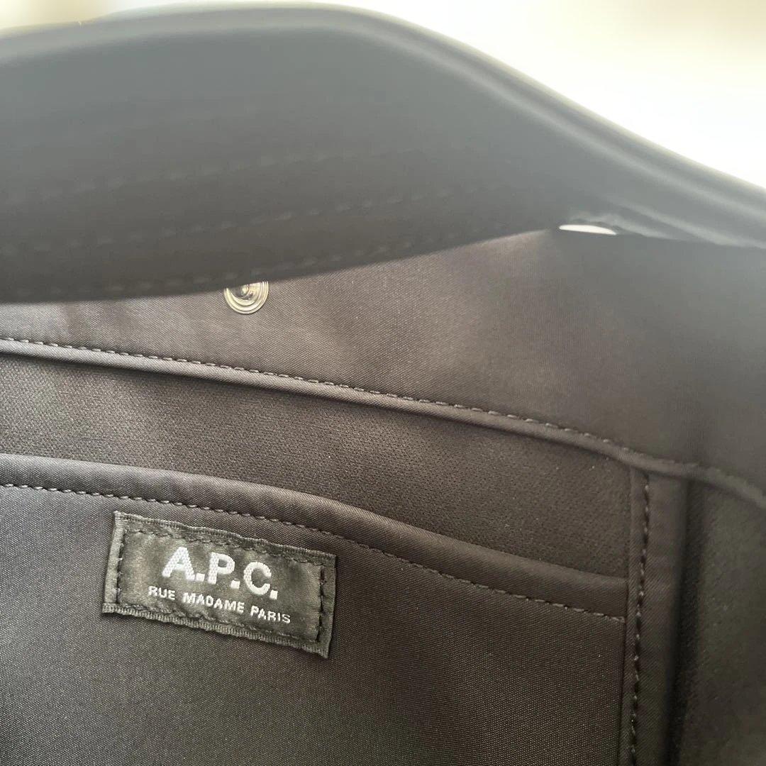 週末限定値下げ　A.P.C. ブラック ショルダーバッグ TU