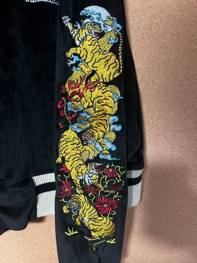 美品✨️ チュウカタベタイ Tiger track crop jacket 刺繍