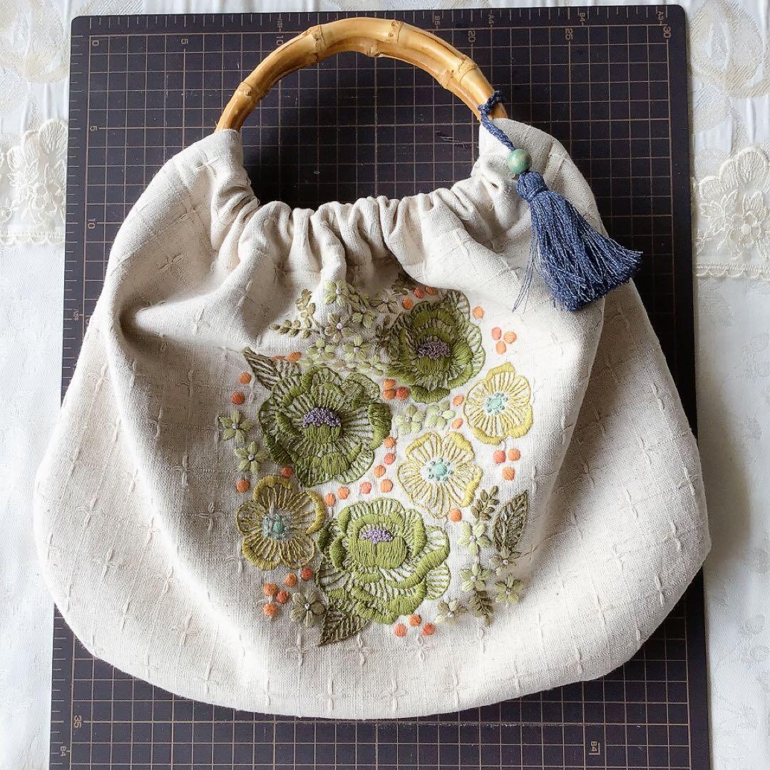 レトロフラワーのバンブーバック　手刺繍　ハンドメイド