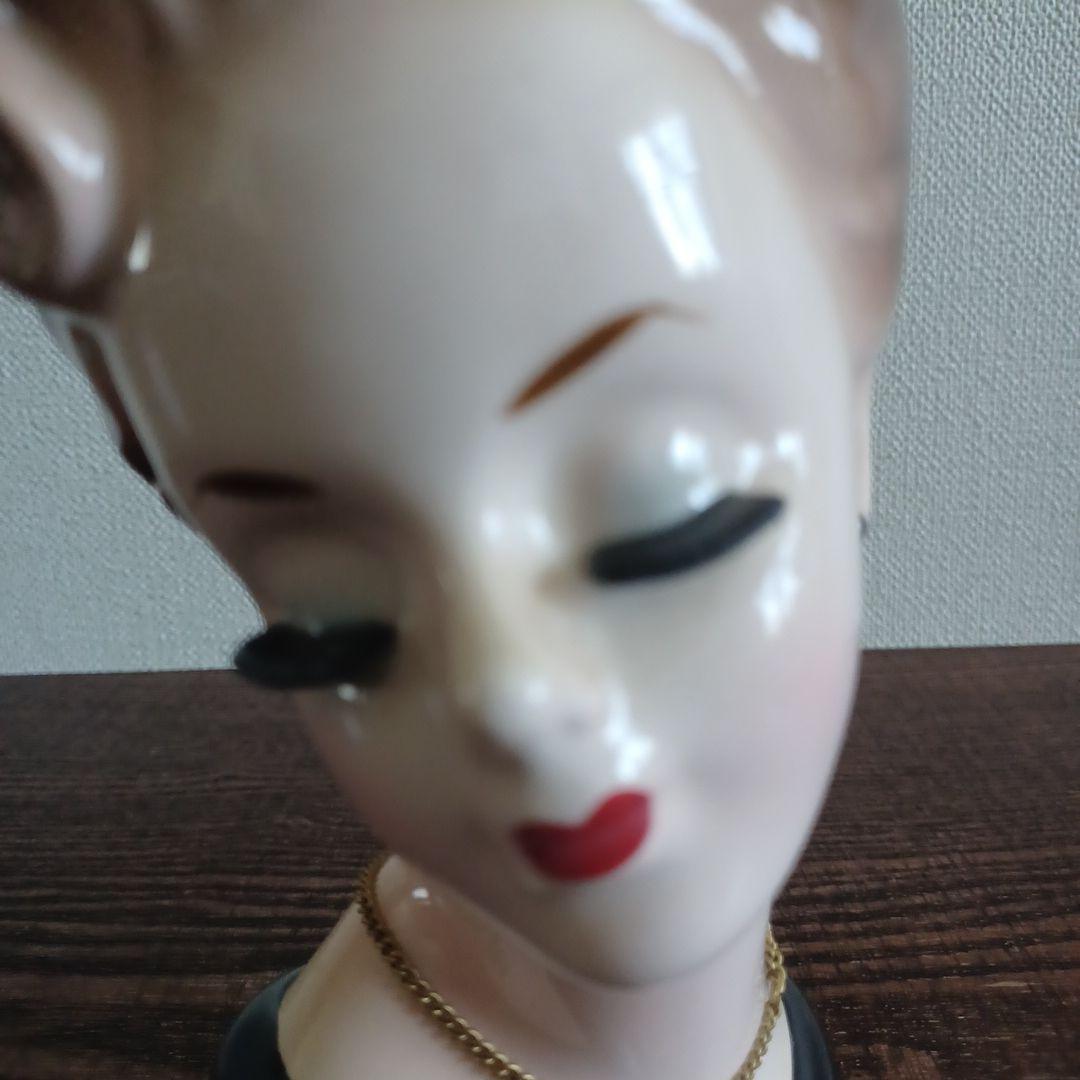 ビンテージ レディヘッドベース 陶器製の置物花瓶　黒のドレスにハートのネックレス