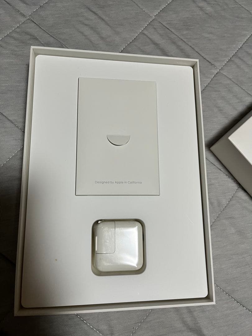 iPad 第5世代　32GB 極美品 付属品は充電線以外完備　ケースも付き