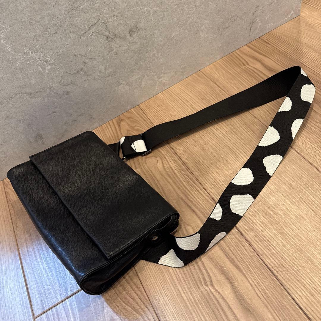 ear パピヨネ◾️本革　軽量470g ボディバッグ 黒 ドット柄ストラップ◾️