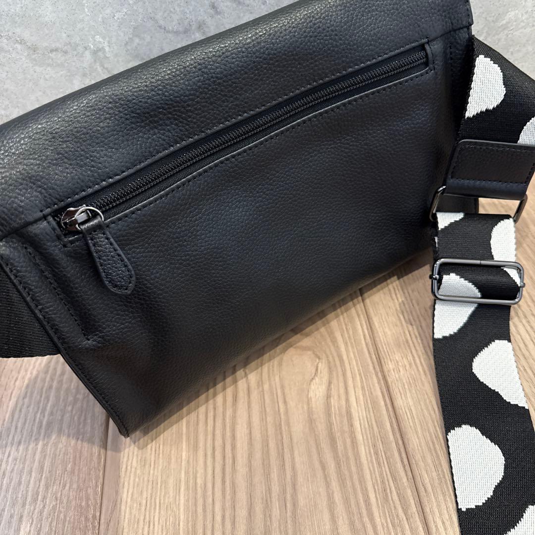 ear パピヨネ◾️本革　軽量470g ボディバッグ 黒 ドット柄ストラップ◾️