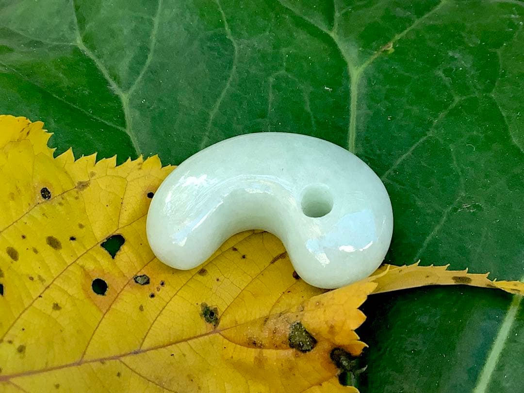 ✳神様からの授かり　糸魚川翡翠勾玉　１個お身近に　レア物アイスジェイド　鑑別書付