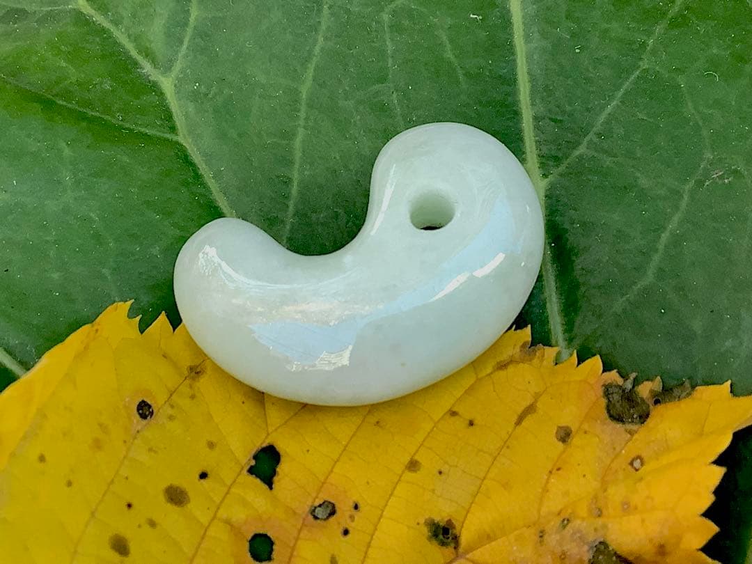 ✳神様からの授かり　糸魚川翡翠勾玉　１個お身近に　レア物アイスジェイド　鑑別書付