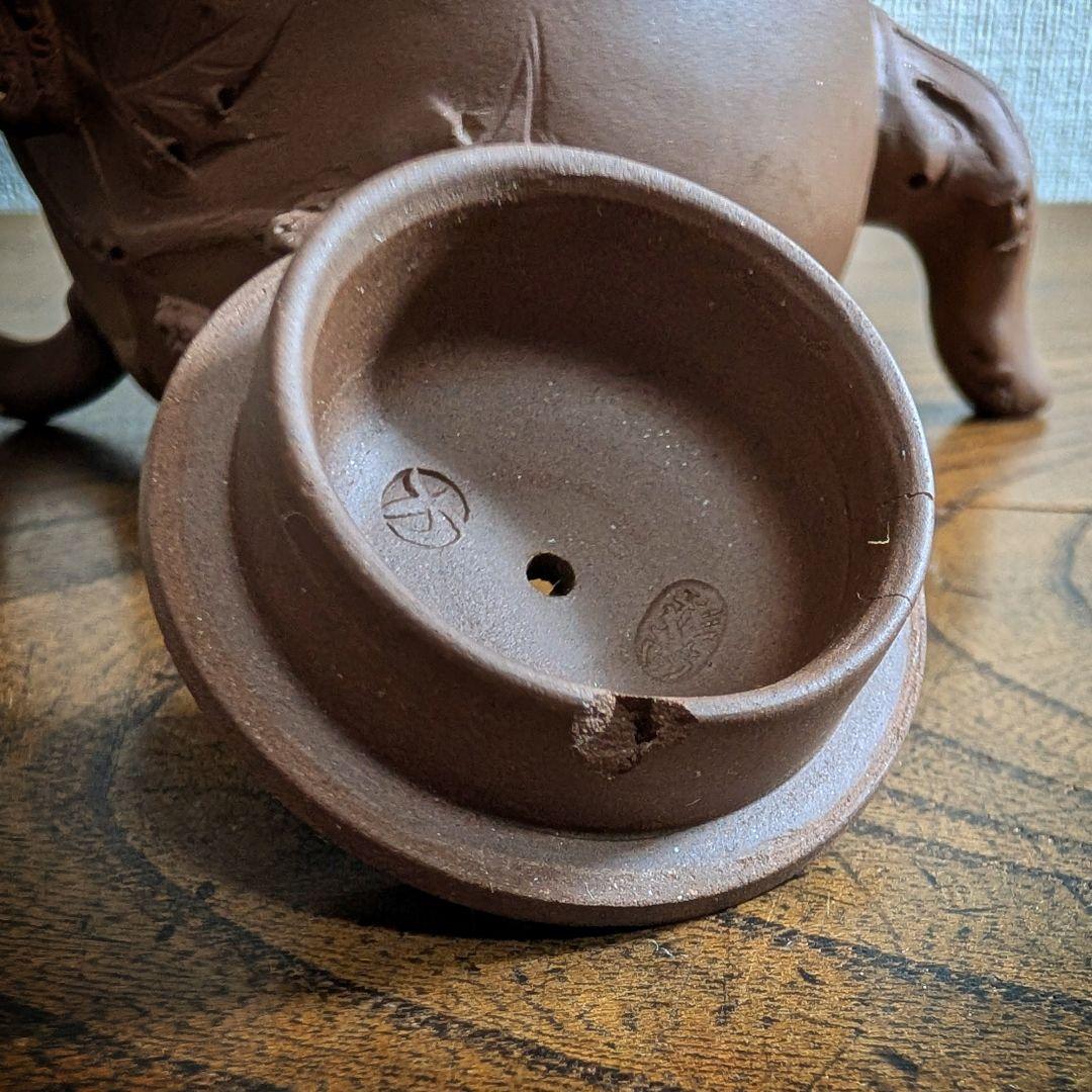 中国茶器 紫砂壺 急須 リスと葡萄 彫刻 茶道具 宜興紫砂 蓋欠けあり