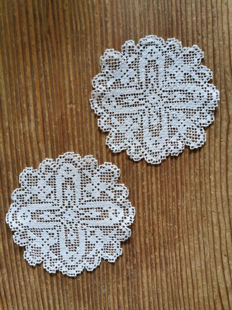 アンティークヨーロッパ 透しの十字架リネンフィレレース プチドイリー 青い麻布付