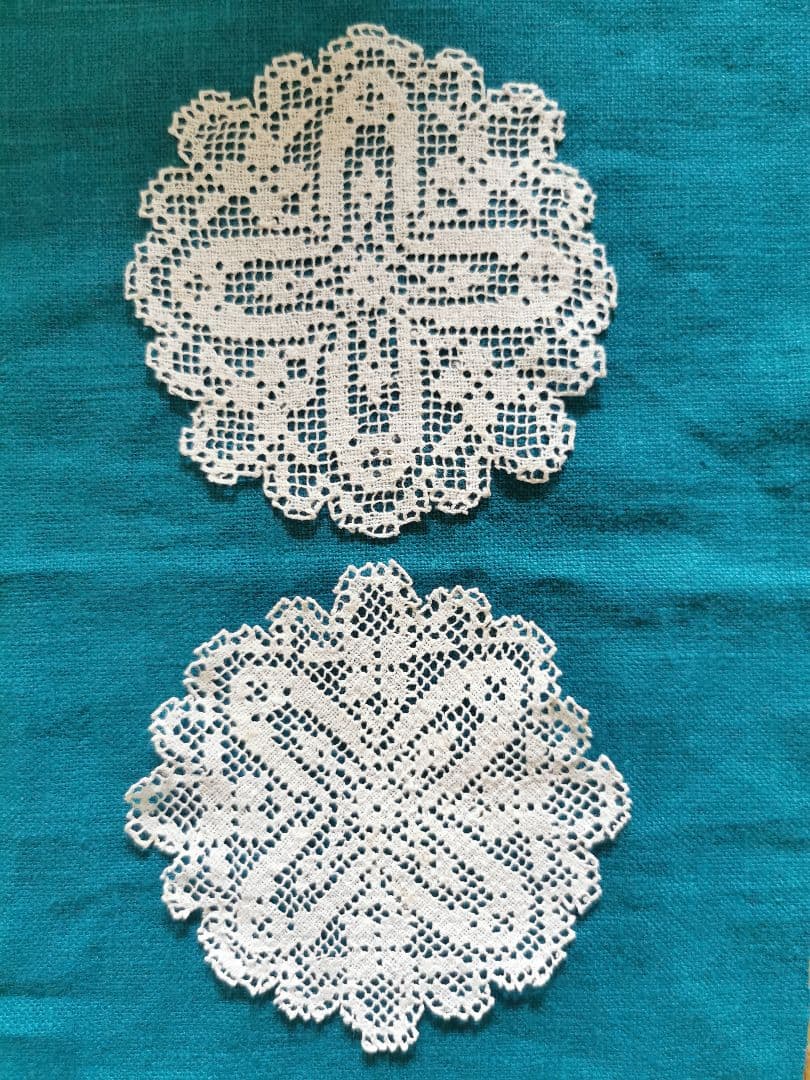 アンティークヨーロッパ 透しの十字架リネンフィレレース プチドイリー 青い麻布付