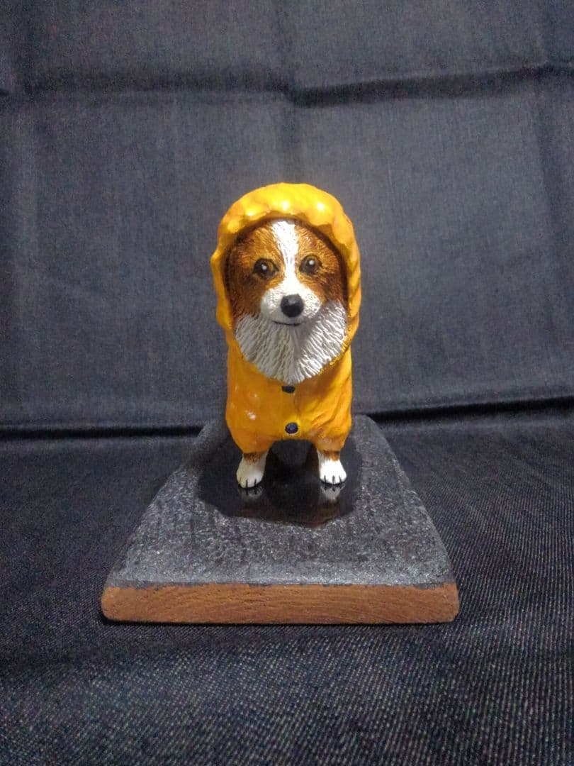 木彫りのコーギー 雨の散歩