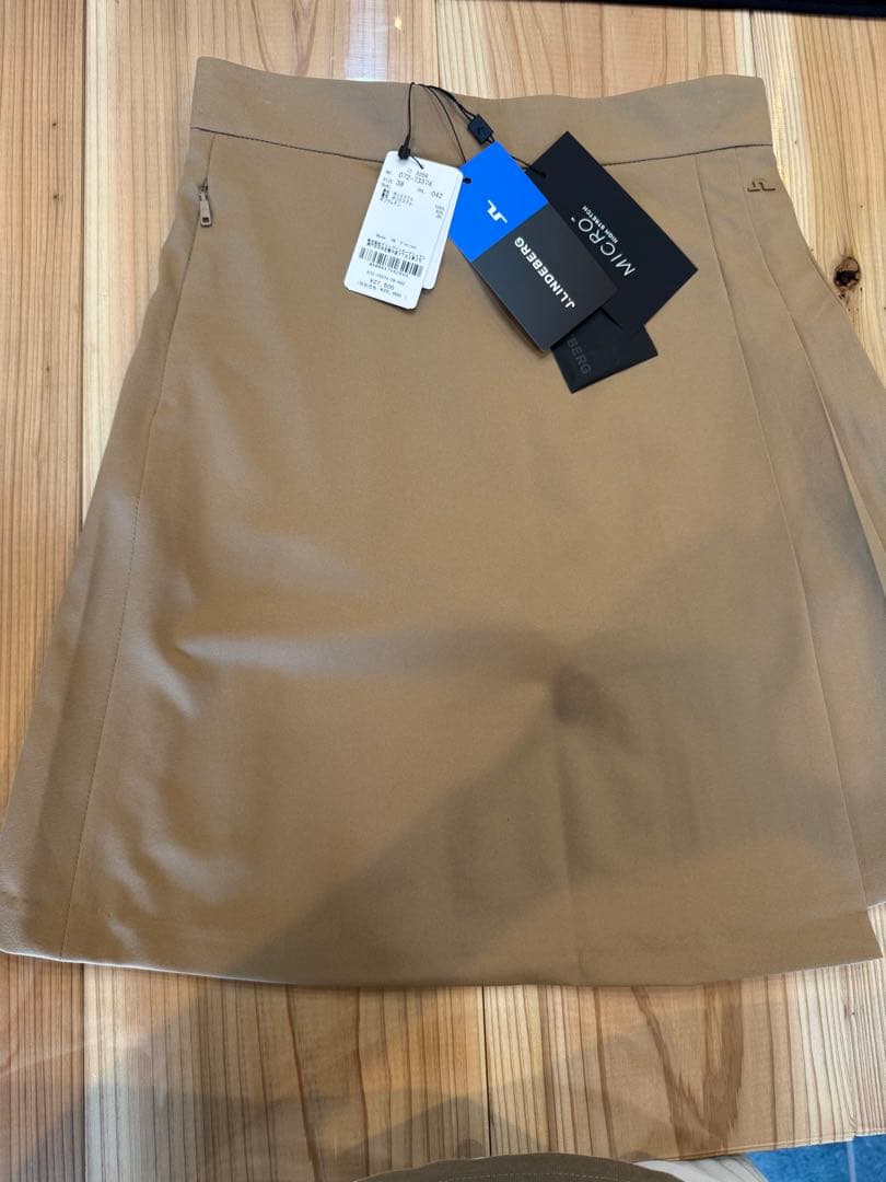 2025ssモデルJ.LINDEBERG ベージュスカート　S
