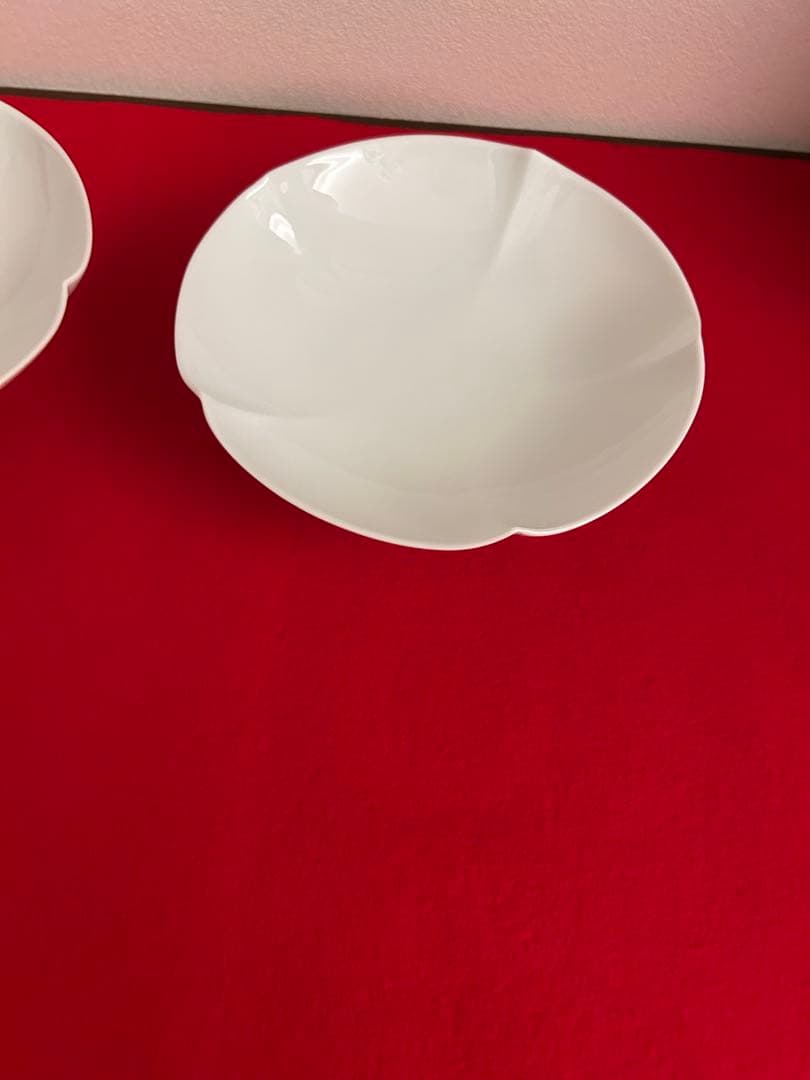 【井上萬二】有田焼　重要無形文化財　人間国宝　白磁花形銘々皿　ニ客