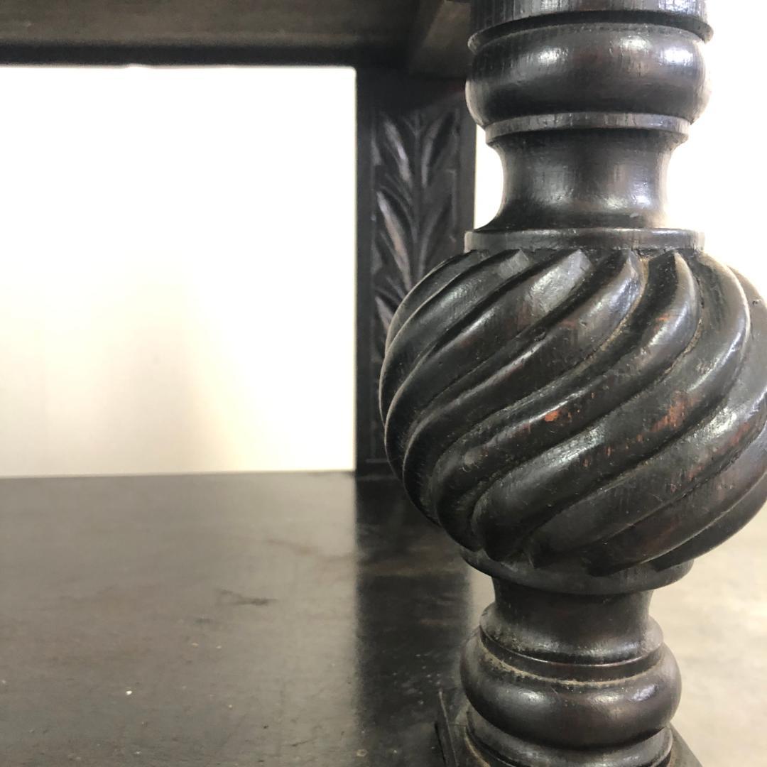 ゴシック調　アンティーク　サイドボード