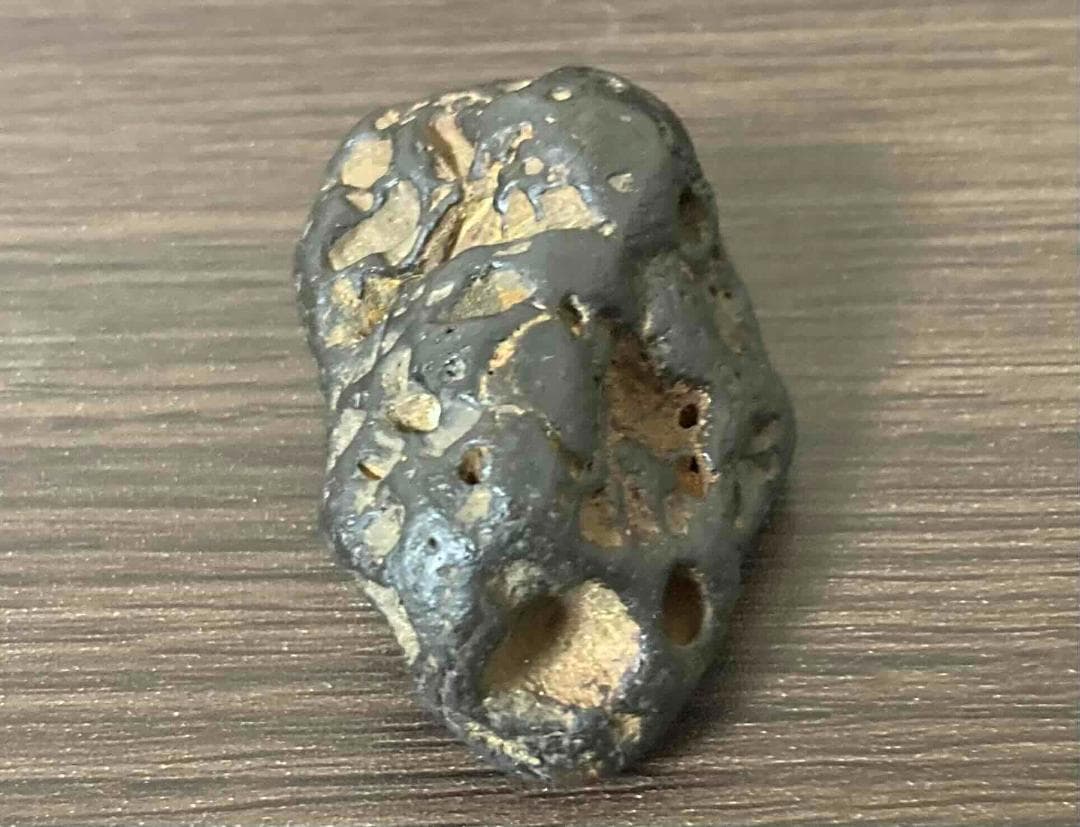 なんと！超特価！8,000円！少し大きめで、横笛になる希少な美しい神秘の隕石！