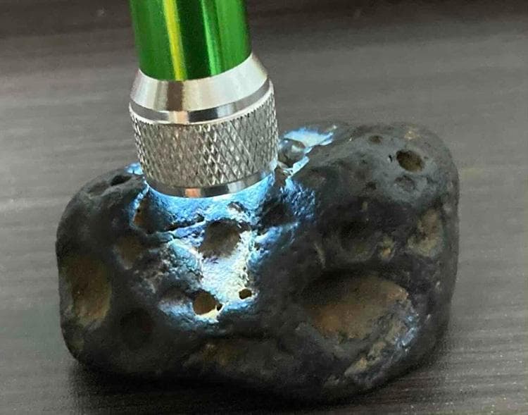 なんと！超特価！8,000円！少し大きめで、横笛になる希少な美しい神秘の隕石！