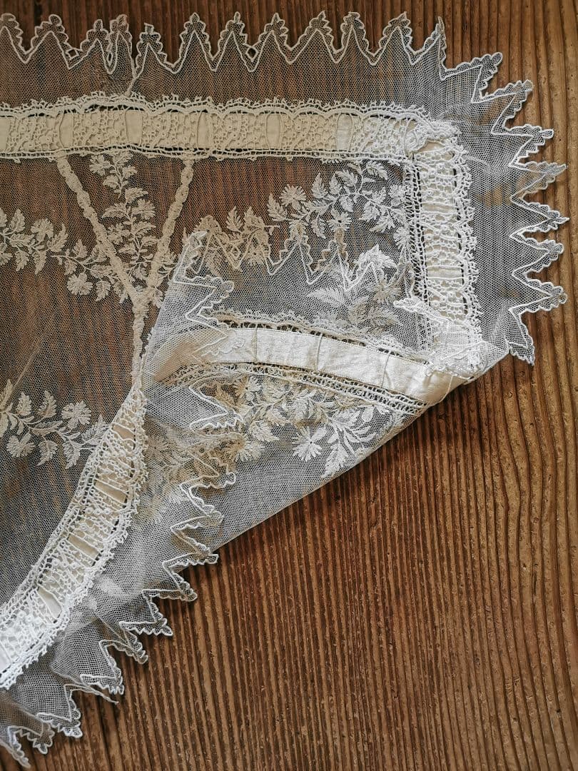 アンティークフランス シルクリボン＆スカラップレース 盛り上げ刺繍ドイリー