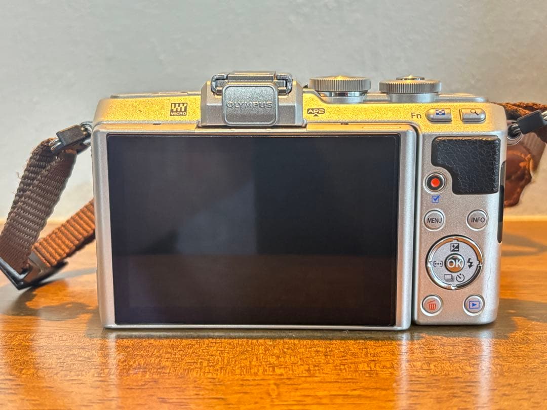 OLYMPUS PEN Lite E-PL7 ミラーレス一眼
