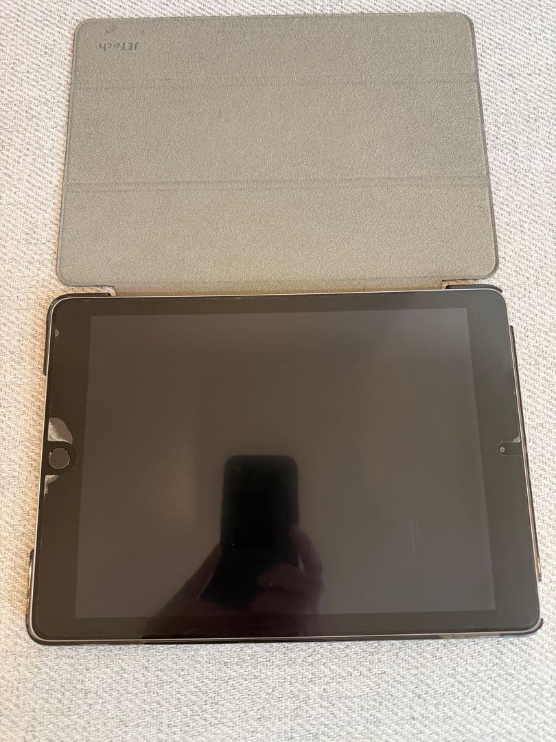 iPad 第6世代シルバー 32GB Wi-Fiモデル　中古