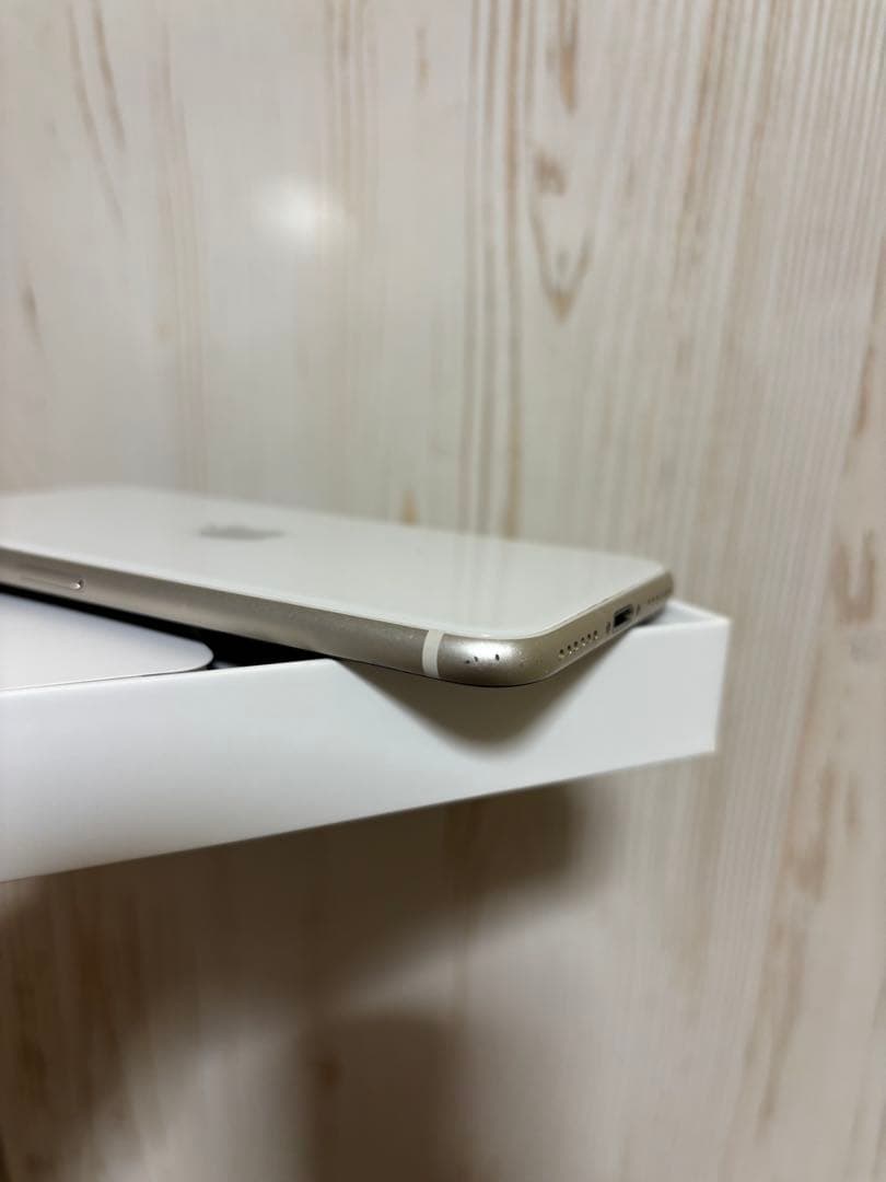 iPhone SE第三世代　スターライト