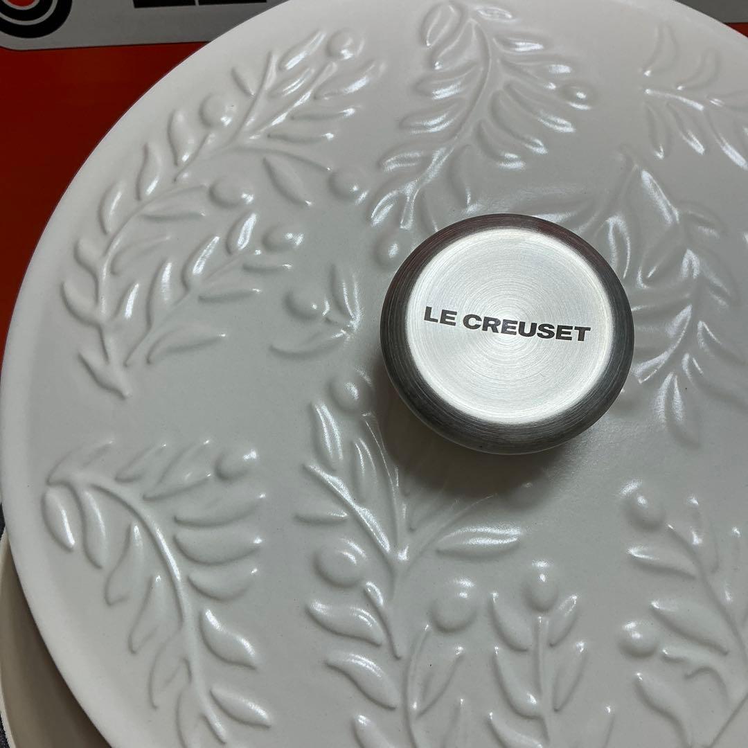 ルクルーゼ　ソーシエ 21cm オリーブ ブランチレリーフ コットン