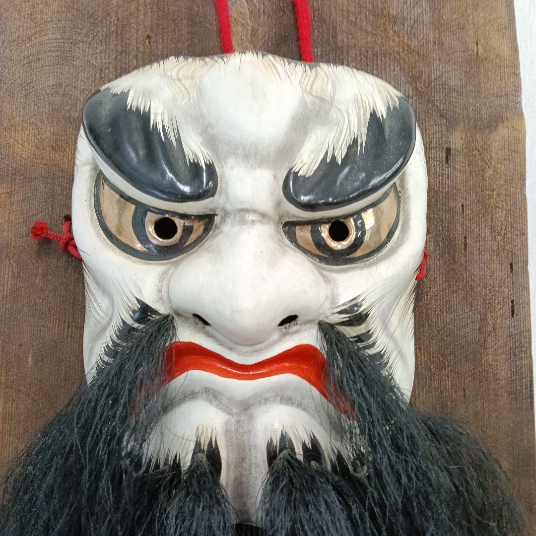 (被れる)神楽面 伝統的な木製面