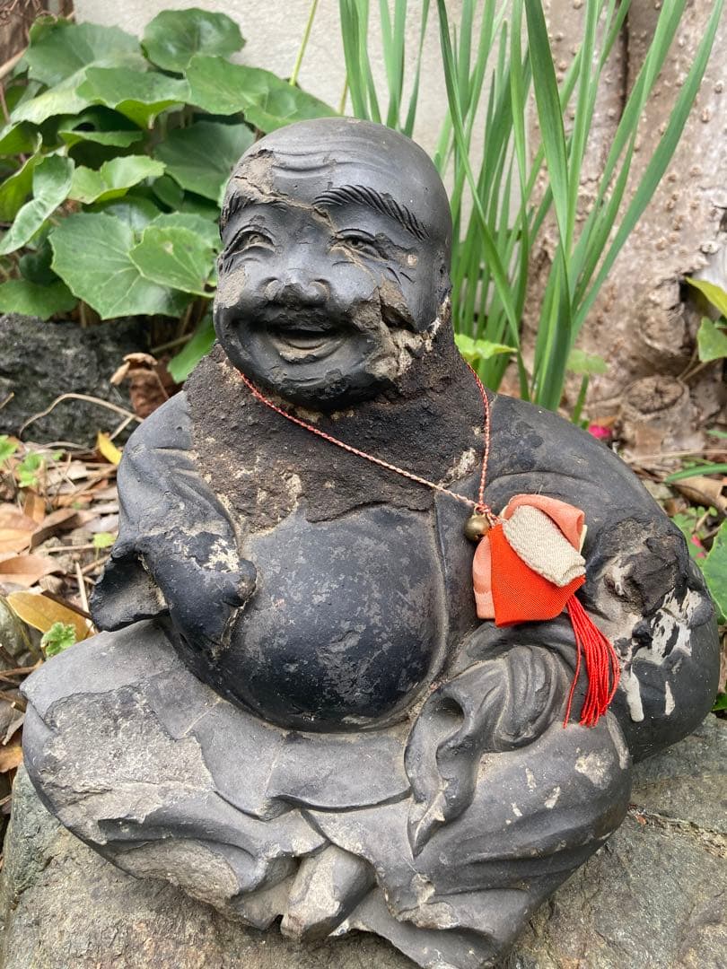 黒い石製の微笑む仏像