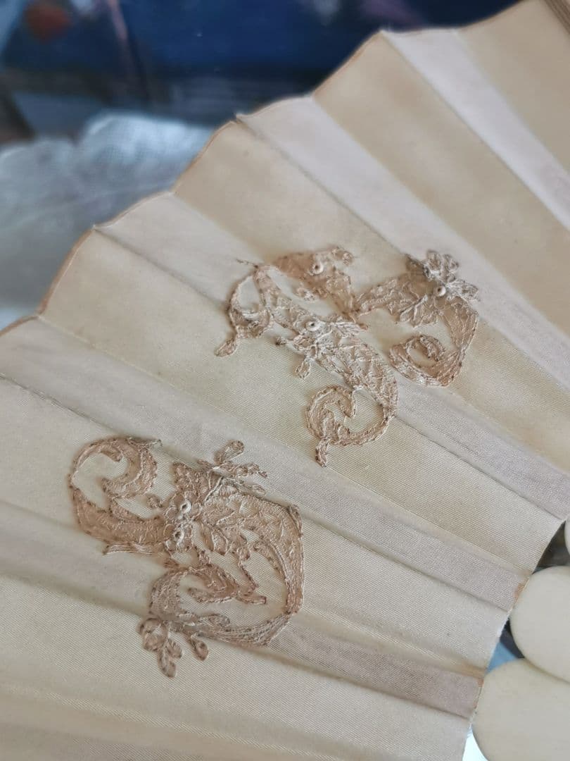 アンティークブルージュ ロザリンペルレ レースファン シルク 象牙色スティック