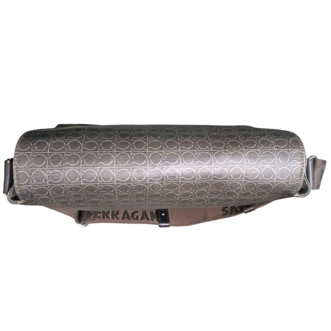 ✨Salvatore Ferragamo ガンチーニ総柄 メッセンジャーバッグ