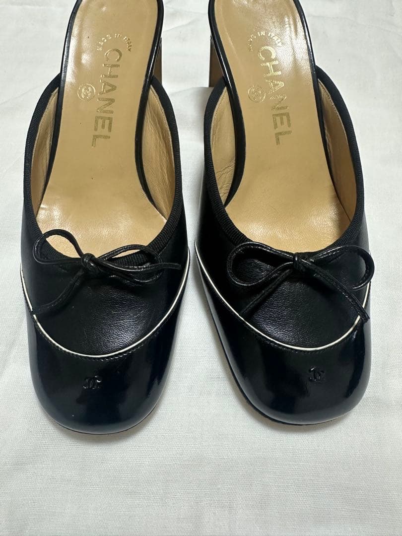CHANEL ブラックレザー ミュール リボン付き