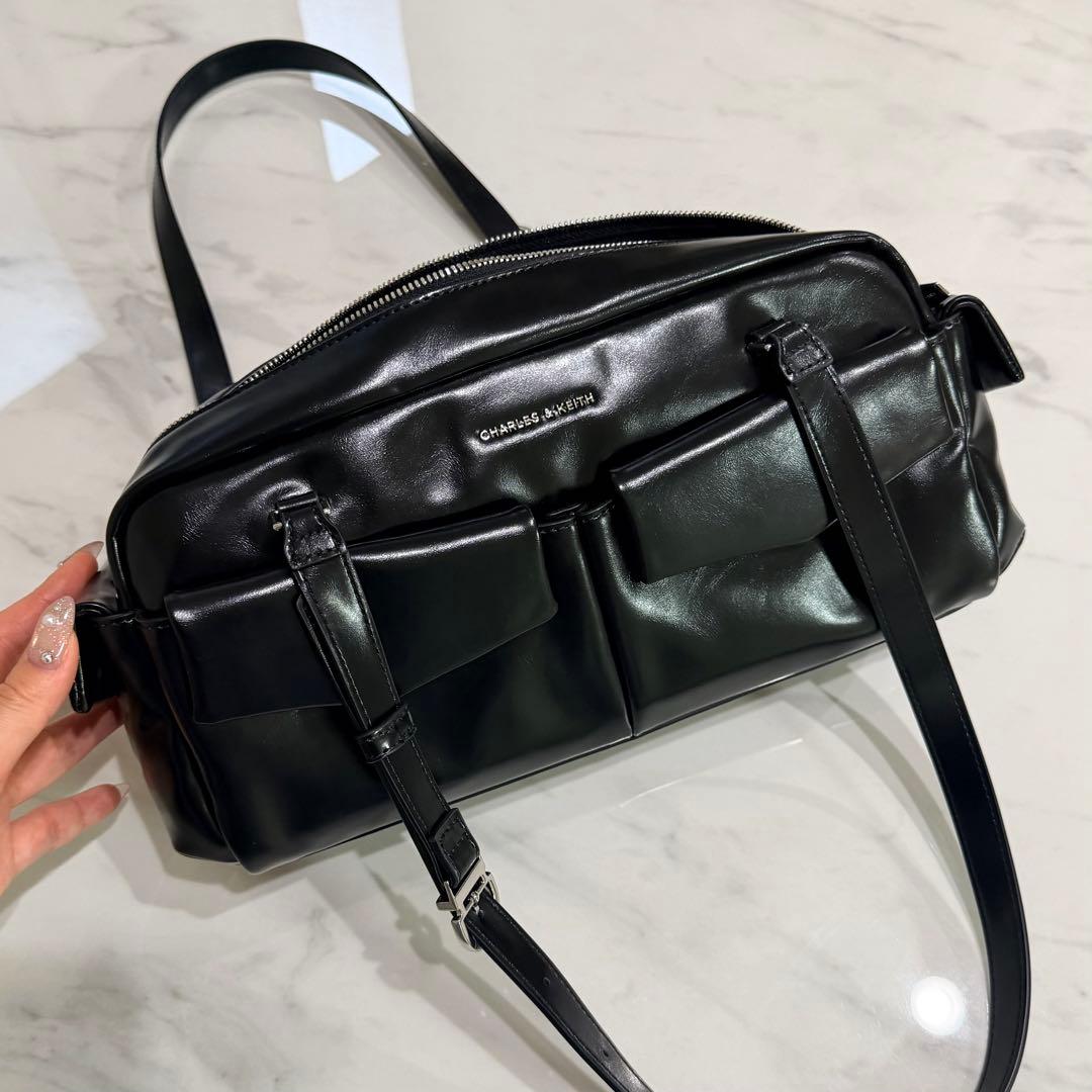 美品 チャールズアンドキース レイチェル マルチポケットショルダーバッグ