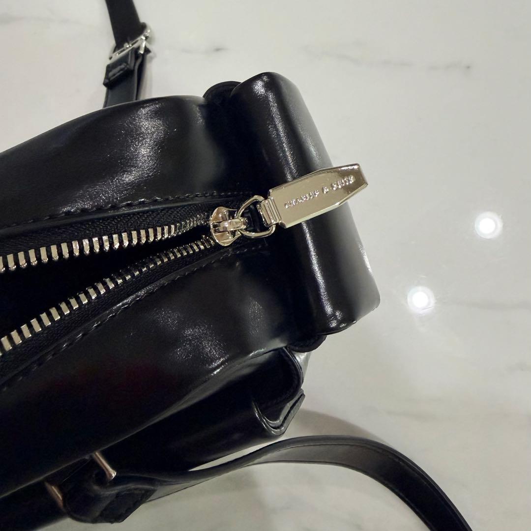 美品 チャールズアンドキース レイチェル マルチポケットショルダーバッグ